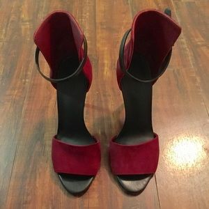 Beautiful Vince red suede heeled sandals